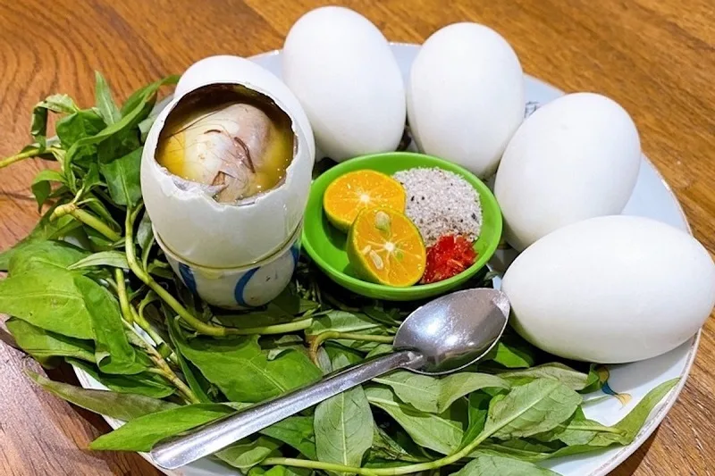1-qua-trung-vit-lon-bao-nhieu-calo