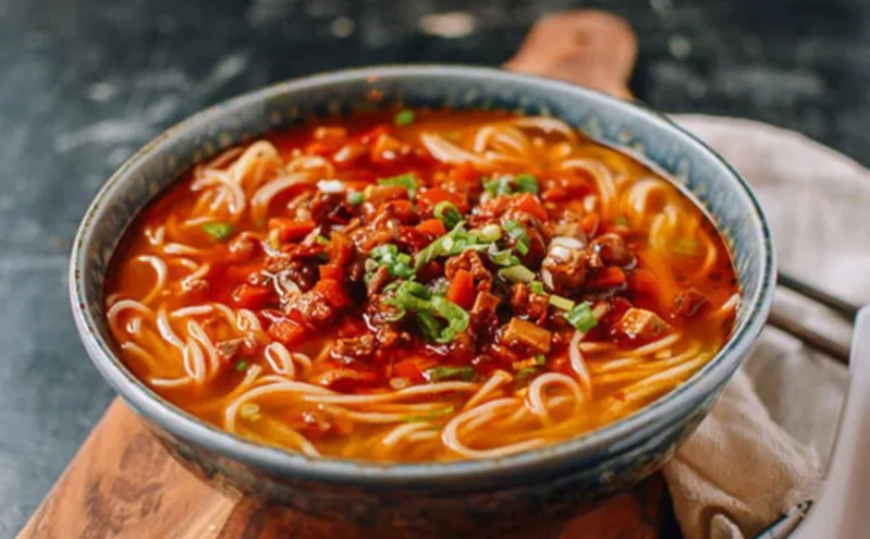 Một số món cay, chua, chiên béo hoặc đồ uống kích thích có thể làm triệu chứng dạ dày nặng hơn ở người nhạy cảm.