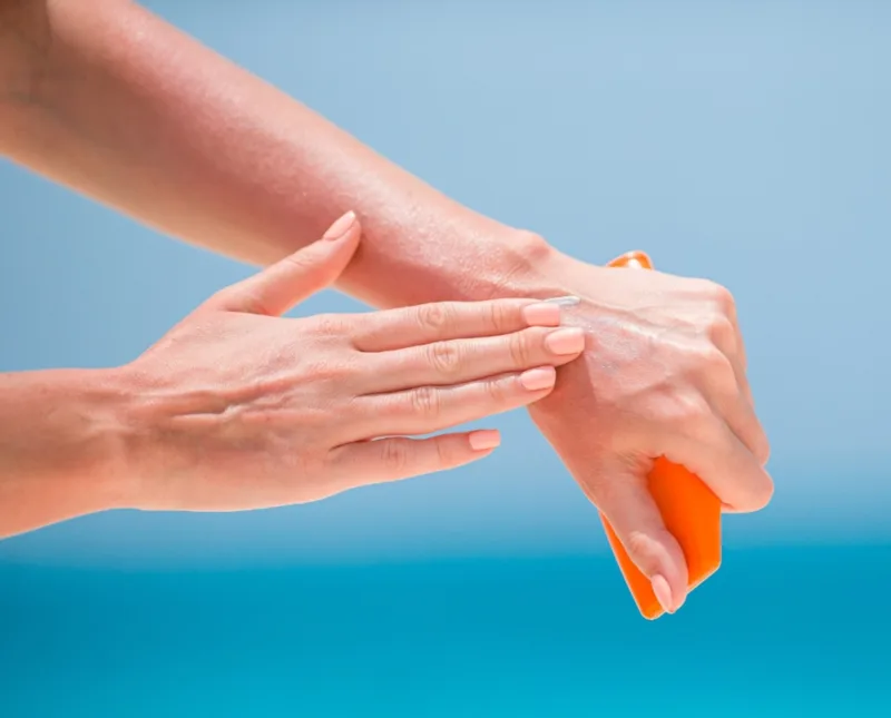 Thoa kem chống nắng SPF 30+ để bảo vệ mu bàn tay trước tia UV.